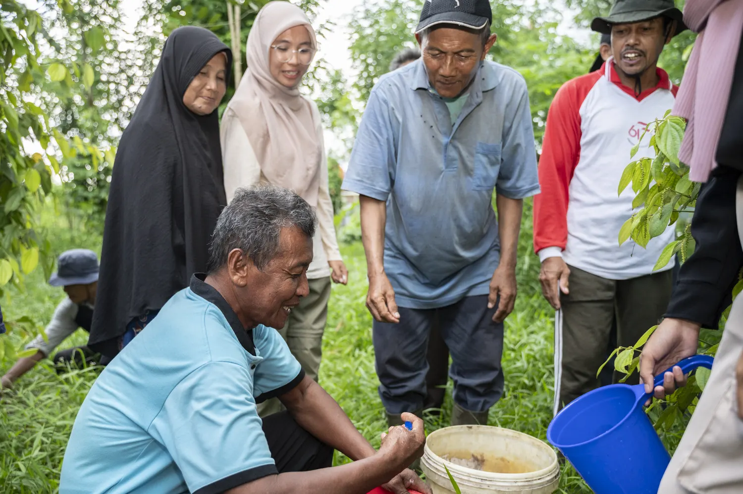 A Change Maker and farmers learning together through a hands-on field demonstration