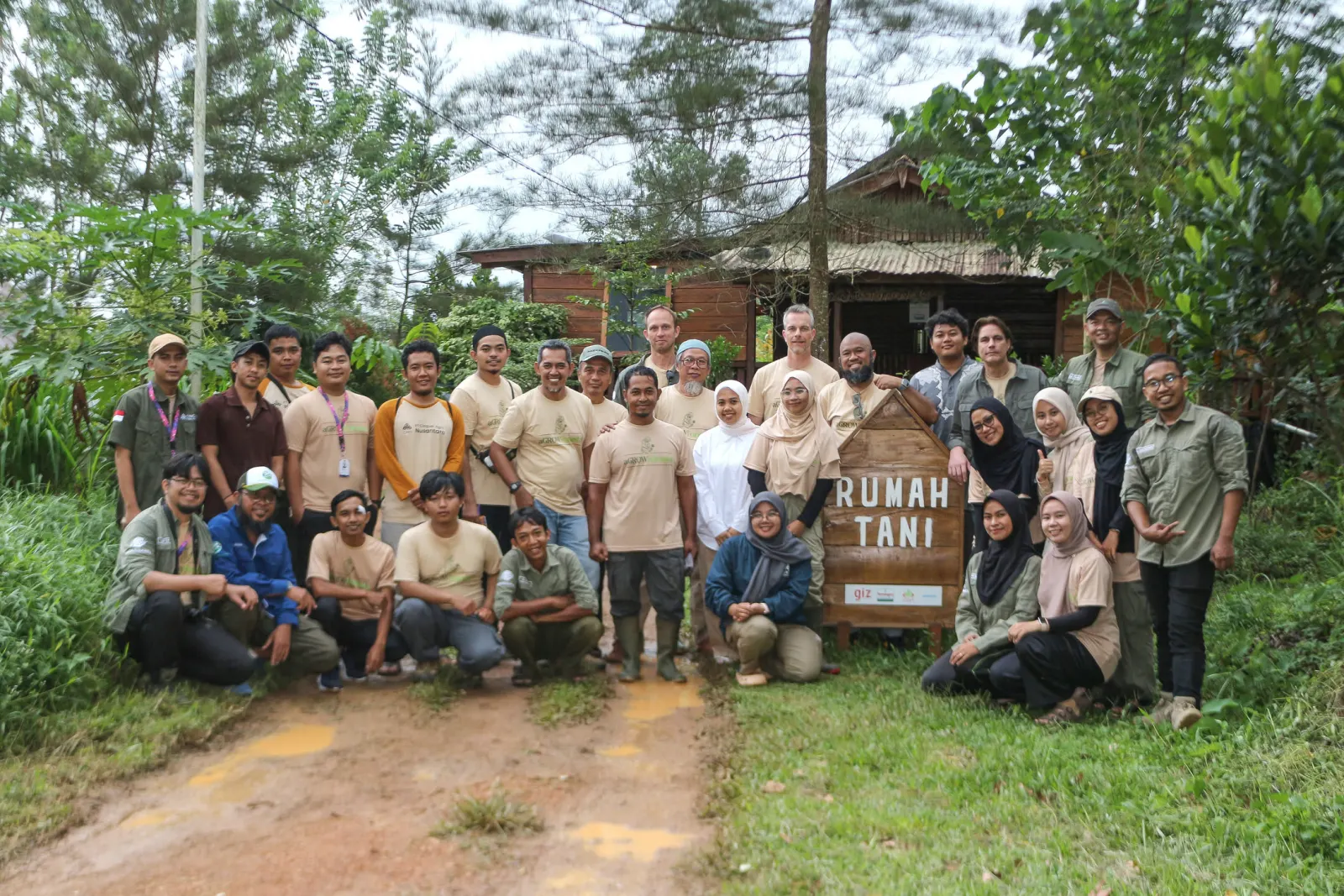 The aGROWforests team and community members gathered outside a Rumah Tani farmer house at a spice hub